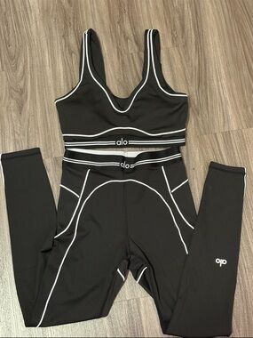 ALO Yoga Black Legging & Sports Bra Set with White Piping